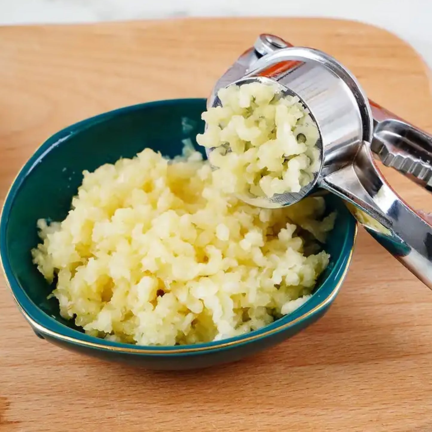 Lightweight Aluminum Garlic Press – Easy to Use & Dishwasher Safe - Chestore